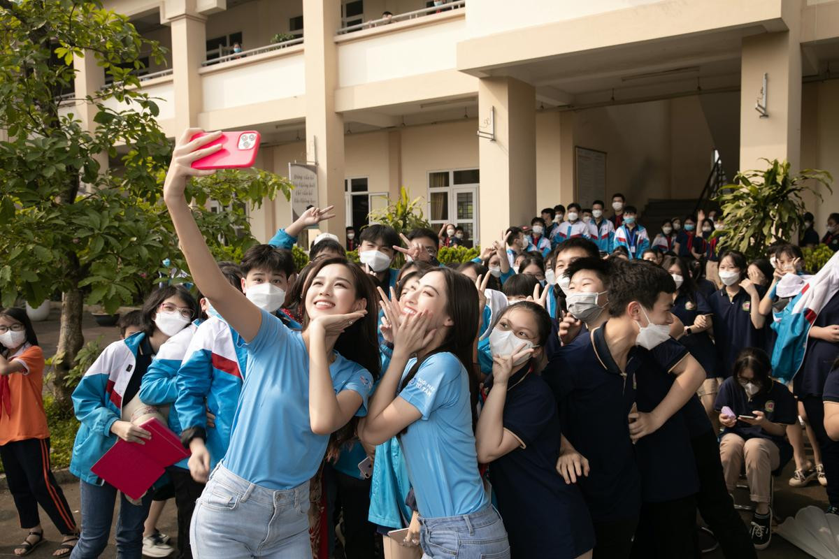 Đỗ Thị Hà - Lương Thùy Linh giản dị làm từ thiện tại Thái Nguyên, fan nhí vây quanh xin chữ ký Ảnh 4