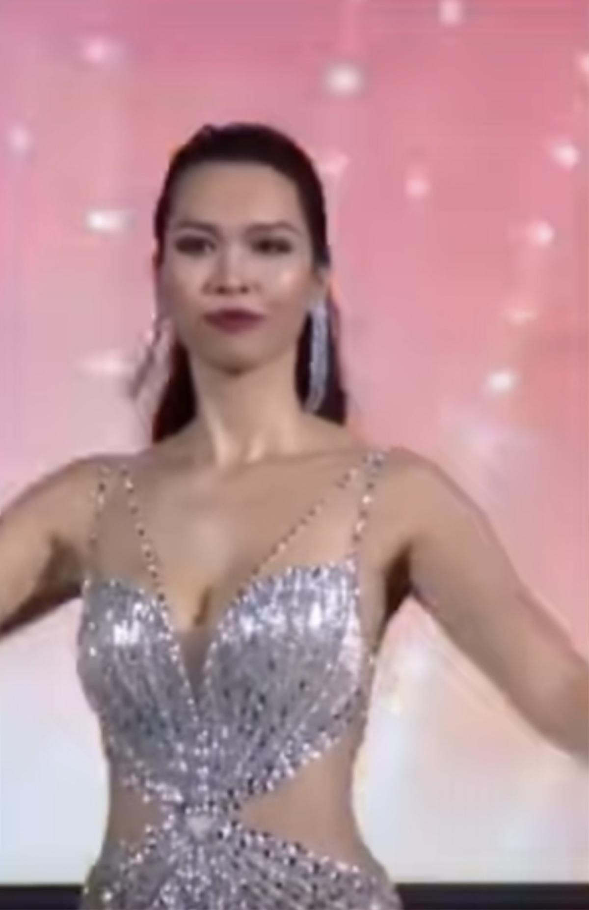 Cùng mặc váy hở trên xẻ dưới, liệu thần thái chị đại của Hà Anh có 'trên cơ' beauty queen Thùy Tiên? Ảnh 3