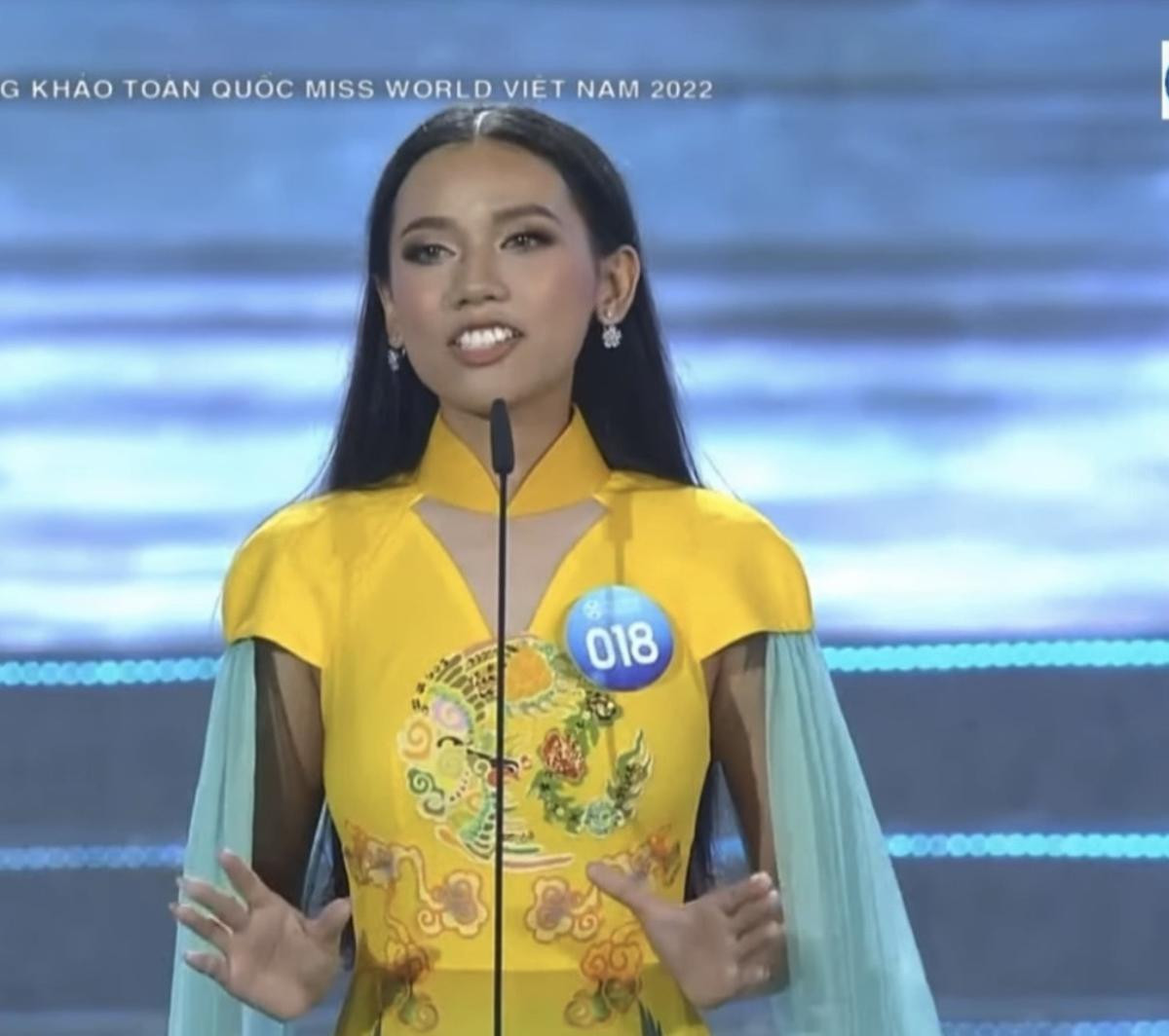 Thí sinh Miss World Vietnam ứng xử ấp úng, cười trừ chữa ngượng: Đến BGK cũng không giấu nổi vẻ ái ngại Ảnh 4