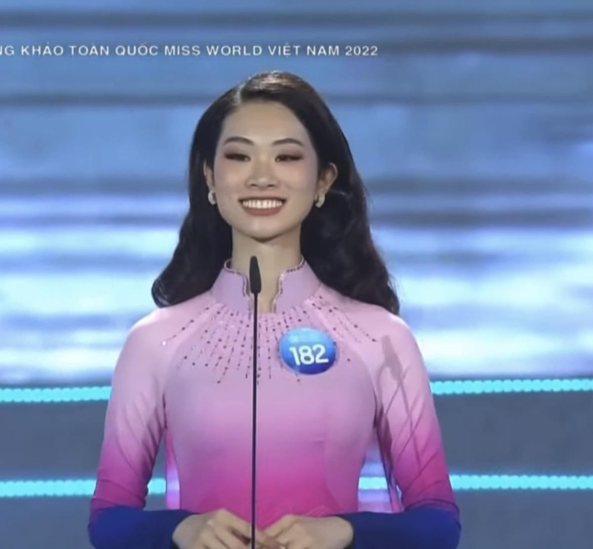 Thí sinh Miss World Vietnam ứng xử ấp úng, cười trừ chữa ngượng: Đến BGK cũng không giấu nổi vẻ ái ngại Ảnh 6