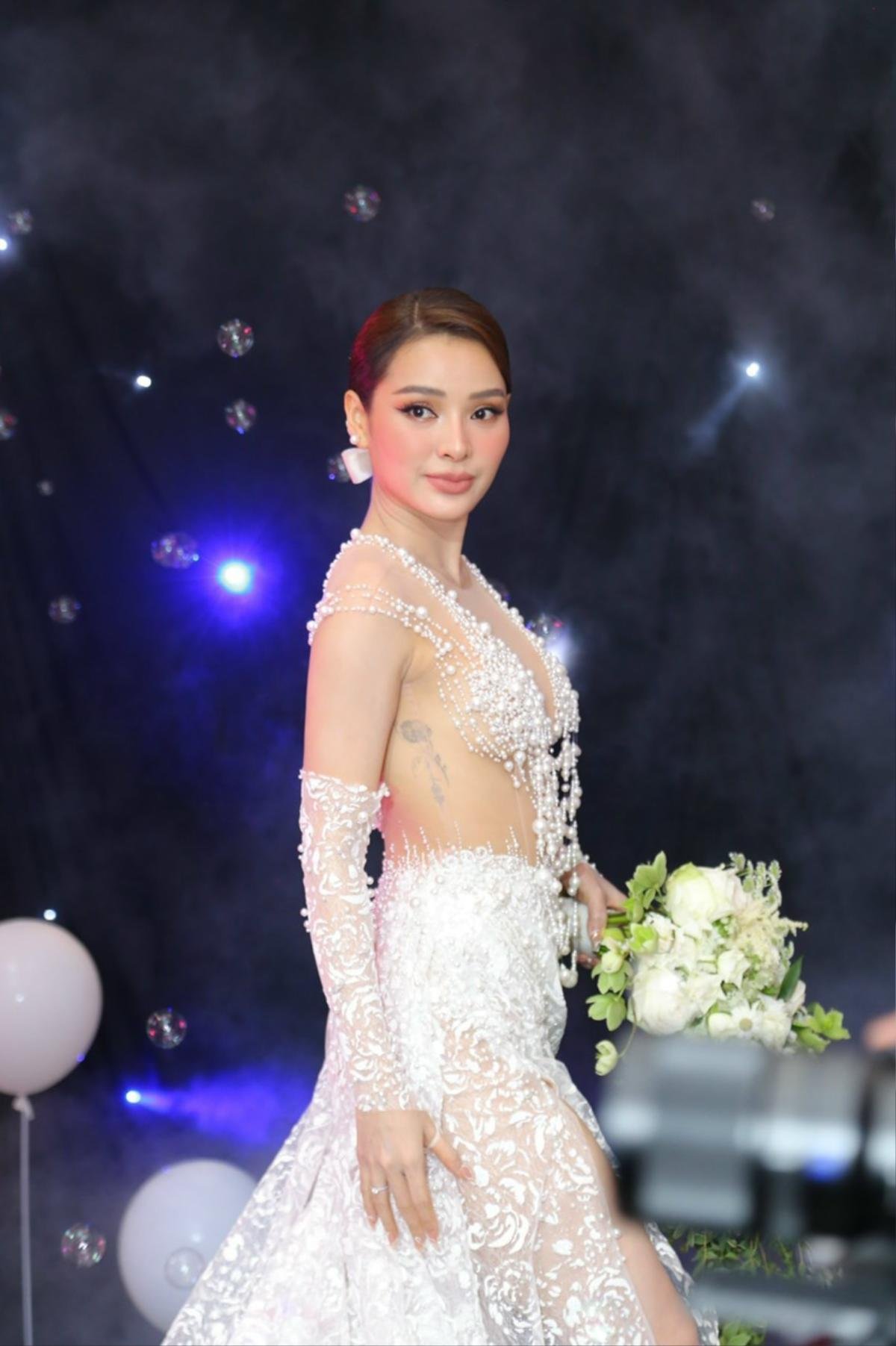 Thời trang váy cưới 'bà hoàng sexy' đến 'nàng dâu cổ điển', Phương Trinh Jolie đều cân đẹp Ảnh 3