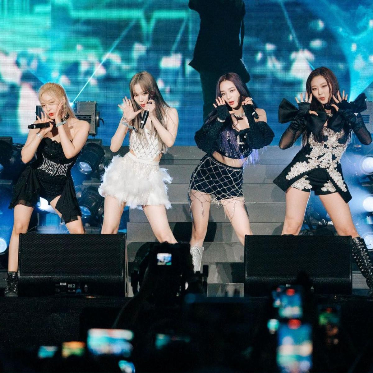 Một nhóm nhạc diện đồ na ná BLACKPINK tại Coachella nhưng bị chê ngay là 'hàng tàu' Ảnh 2