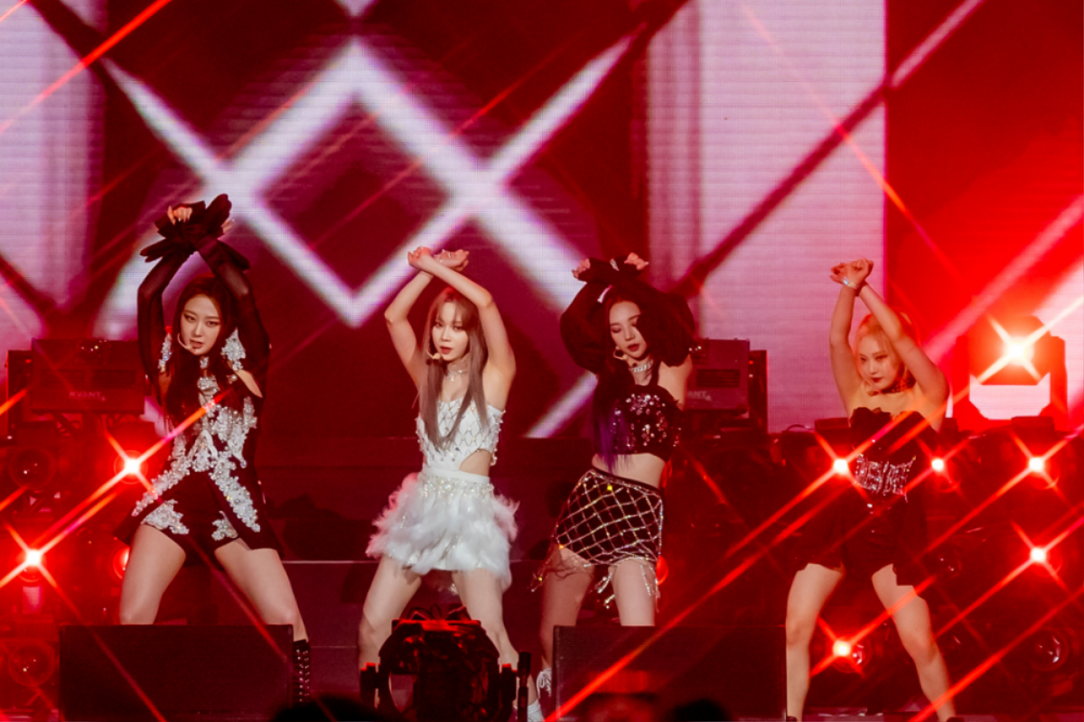 Một nhóm nhạc diện đồ na ná BLACKPINK tại Coachella nhưng bị chê ngay là 'hàng tàu' Ảnh 1