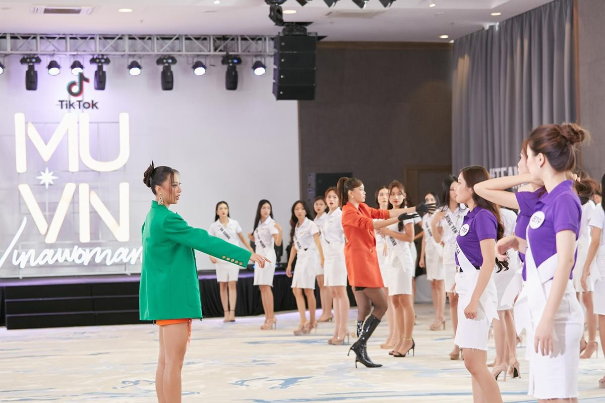 Dàn mentor Miss Universe Vietnam 2022 trổ tài 'lên gối' quá xịn khiến các thí sinh phục sát đất Ảnh 1