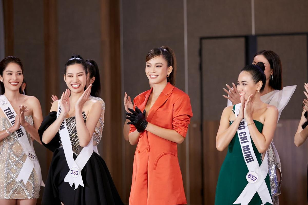 Dàn mentor Miss Universe Vietnam 2022 trổ tài 'lên gối' quá xịn khiến các thí sinh phục sát đất Ảnh 12