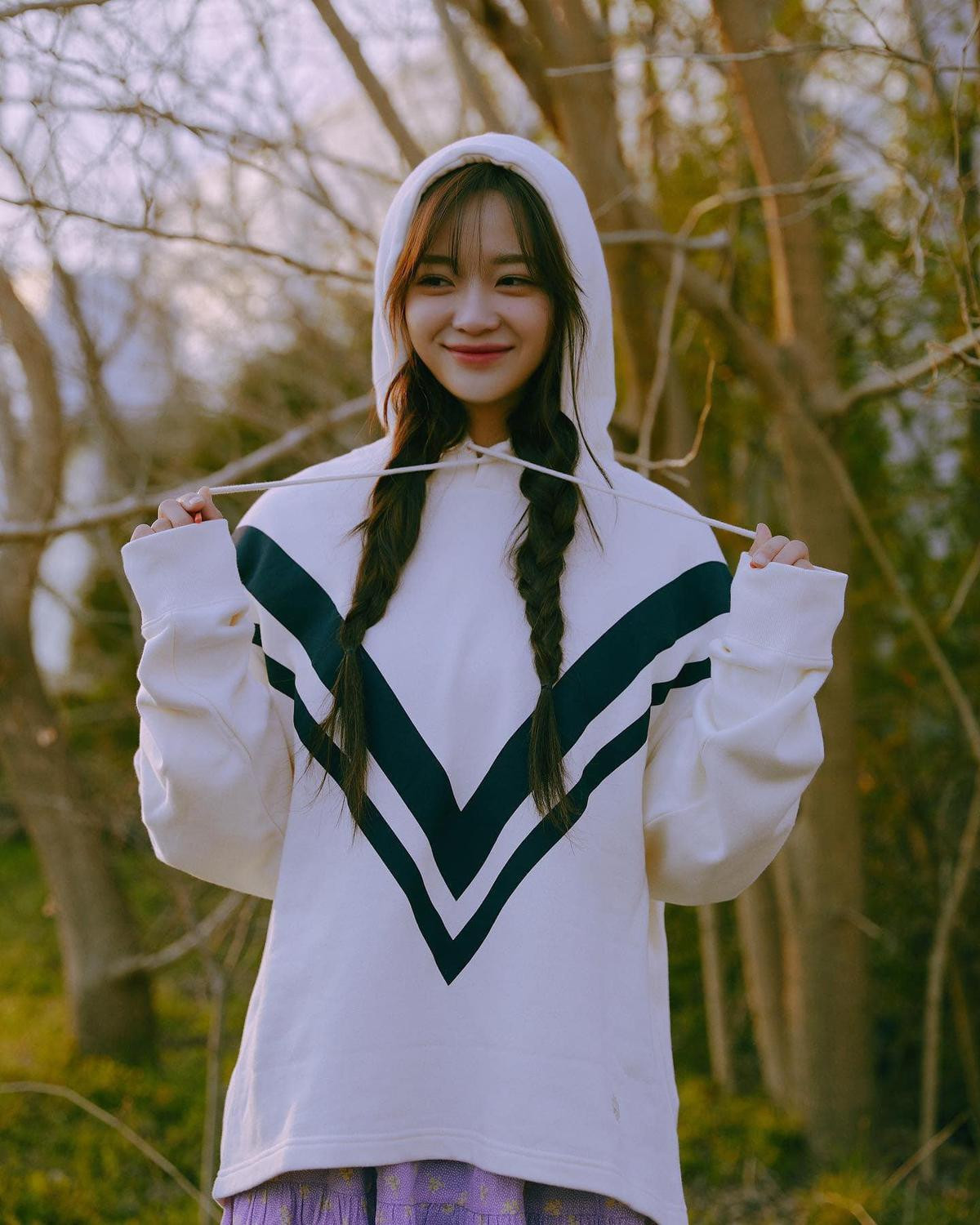 Lộ ảnh Kim Se Jeong ở hậu trường phim mới, nhan sắc thế nào mà fan khen đỉnh hơn hồi Hẹn Hò Chốn Công Sở? Ảnh 1