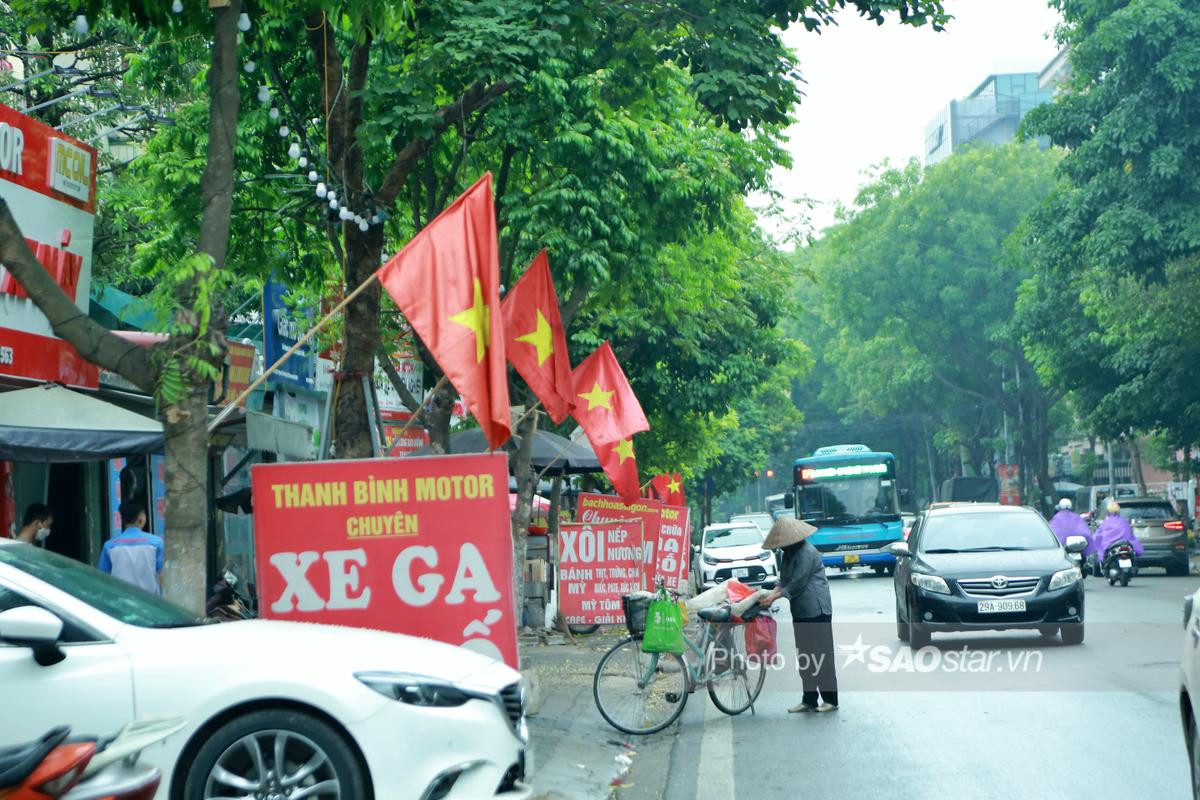 Ảnh: Hà Nội từ ngõ nhỏ đến chung cư cờ hoa rợp trời, nhà nhà từng bừng chào mừng ngày 30/4-1/5 Ảnh 12