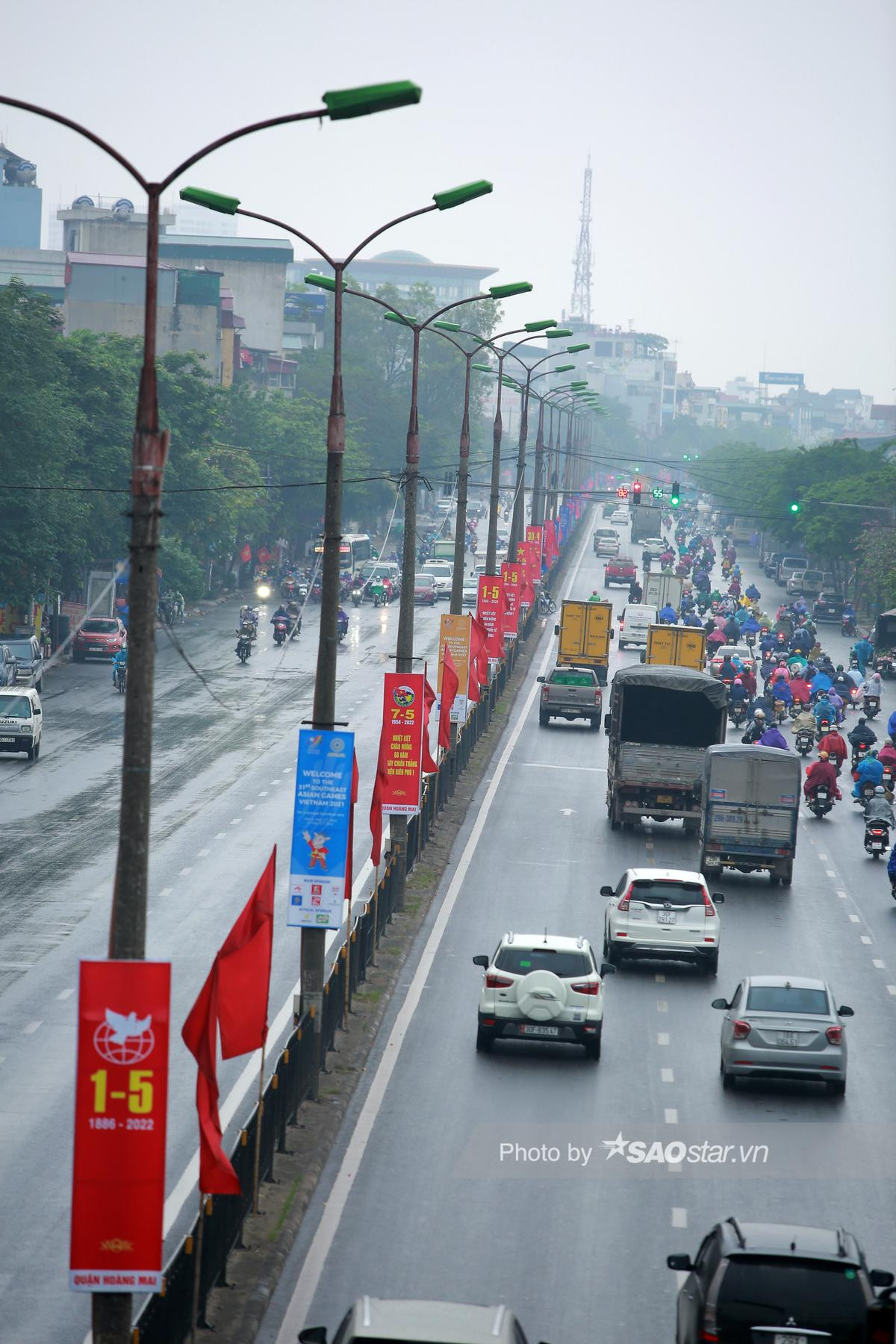 Ảnh: Hà Nội từ ngõ nhỏ đến chung cư cờ hoa rợp trời, nhà nhà từng bừng chào mừng ngày 30/4-1/5 Ảnh 4