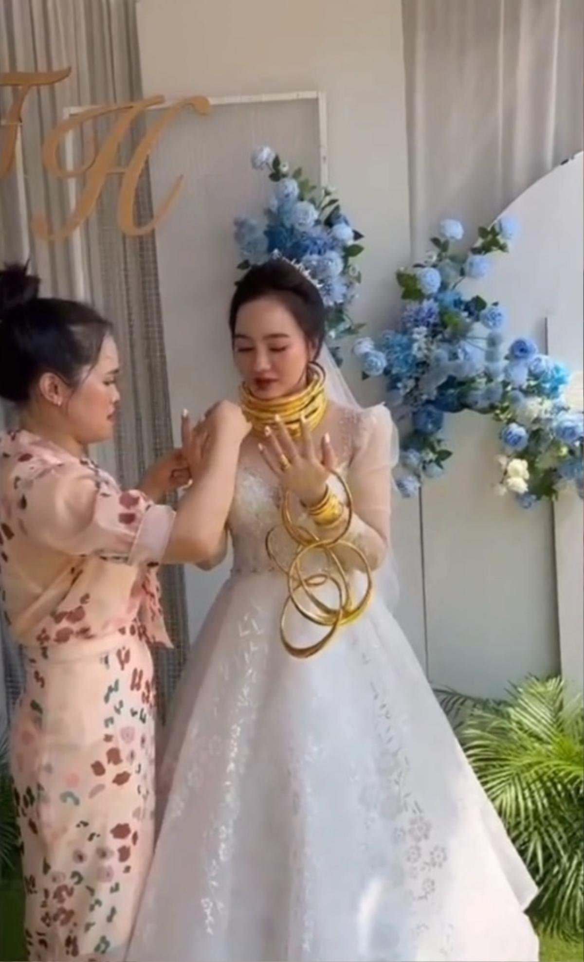 Clip: Cô dâu chú rể đeo vàng trĩu cổ trĩu tay đến mức tụt huyết áp khiến dân mạng trầm trồ Ảnh 2