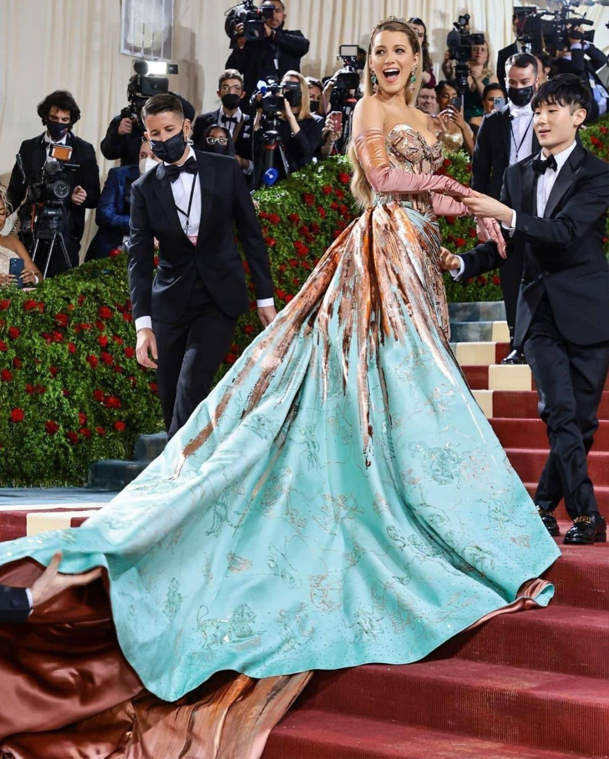 Met Gala 2022: Vừa quay trở lại, Blake Lively đã có màn biến hóa ấn tượng ngay trên thảm đỏ Ảnh 5