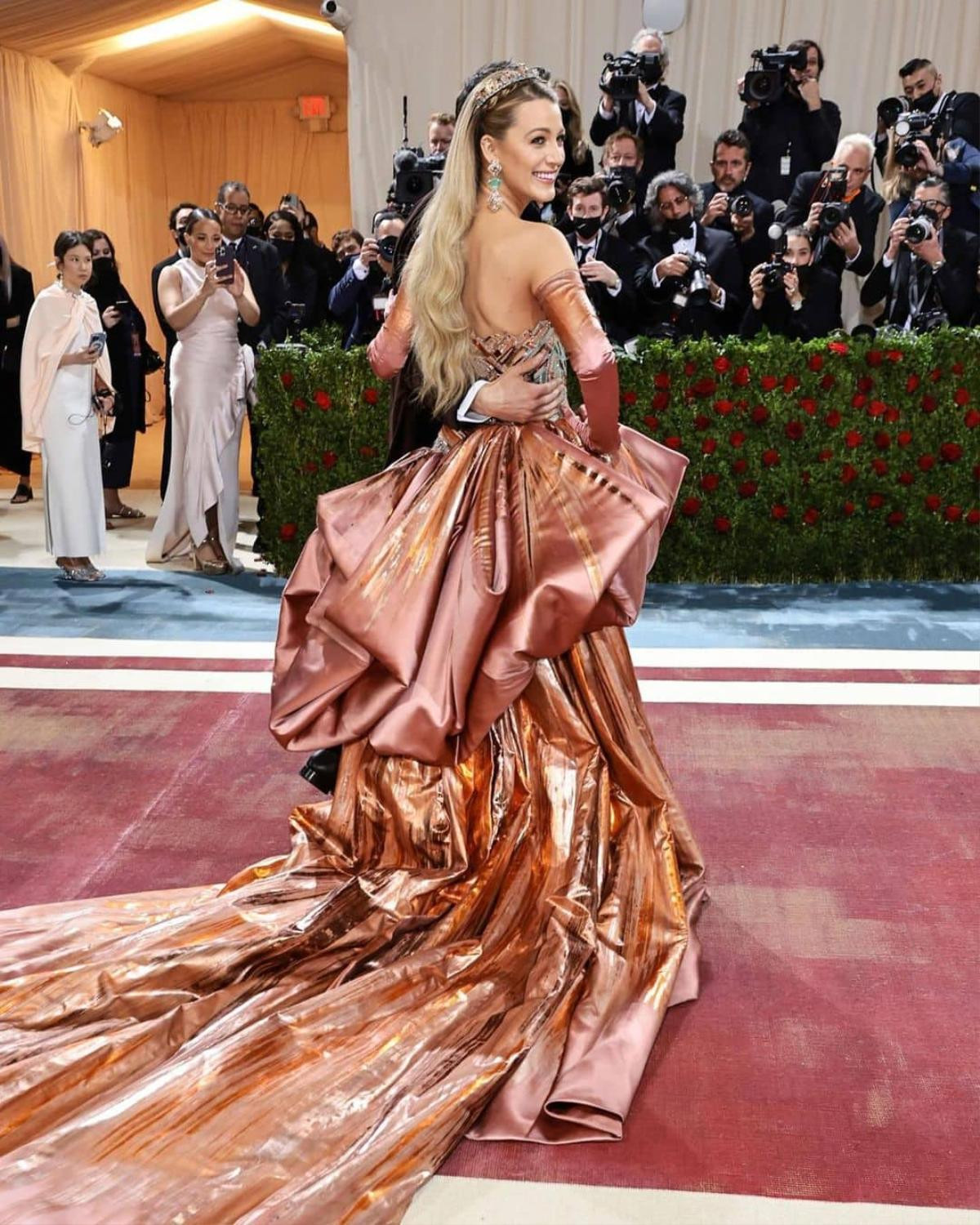 Met Gala 2022: Vừa quay trở lại, Blake Lively đã có màn biến hóa ấn tượng ngay trên thảm đỏ Ảnh 3