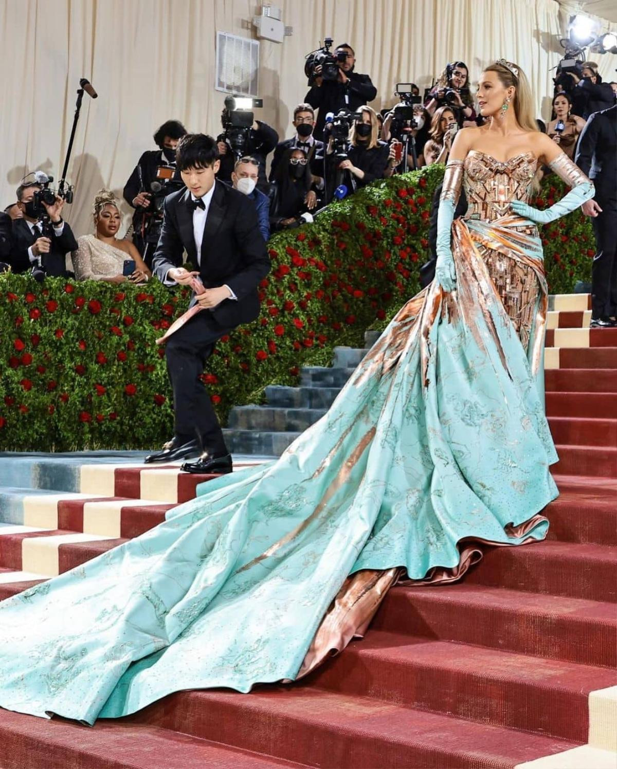 Met Gala 2022: Vừa quay trở lại, Blake Lively đã có màn biến hóa ấn tượng ngay trên thảm đỏ Ảnh 7