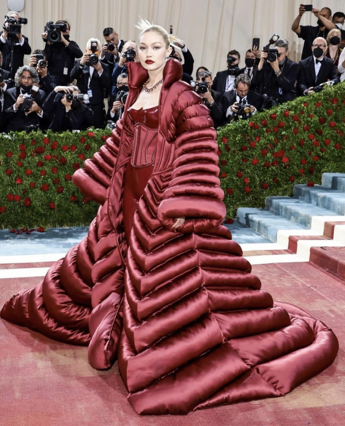 Style 'ố dề' tại Met Gala 2022: Billie Eilish pose ưỡn ẹo, spotlight nhường cho Gigi Hadid 'quấn mền' Ảnh 1