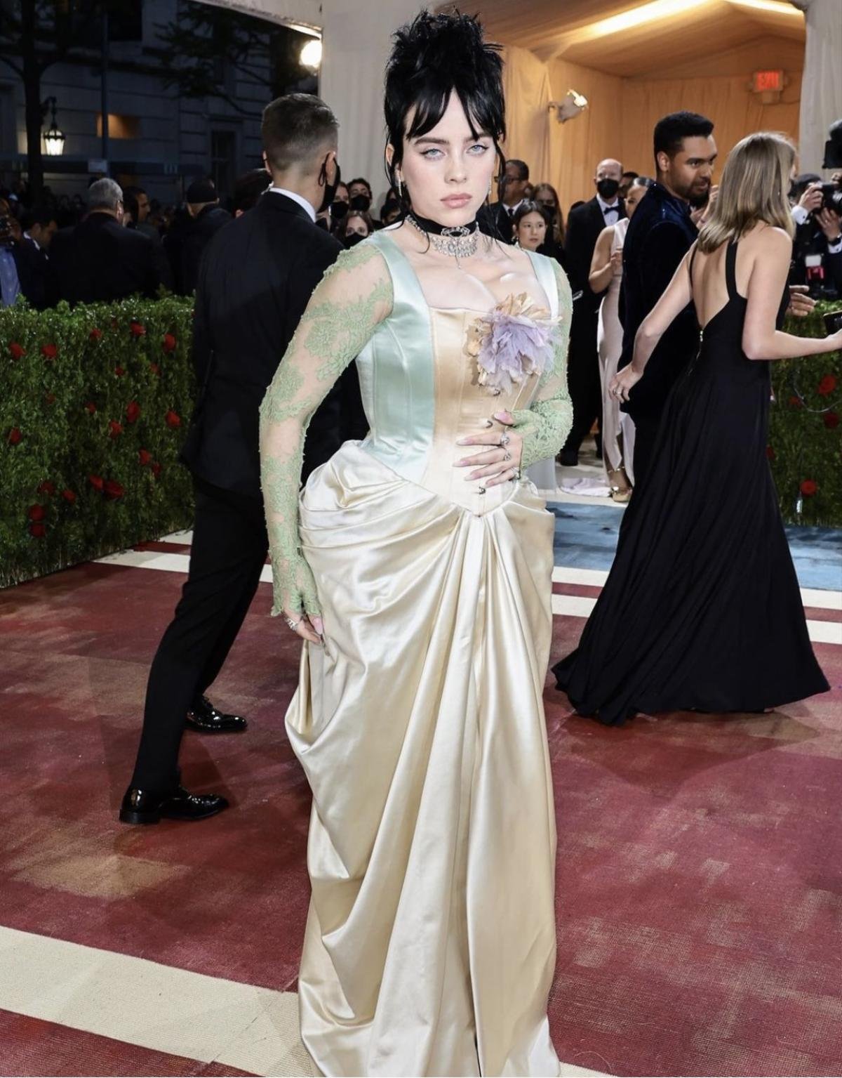 Style 'ố dề' tại Met Gala 2022: Billie Eilish pose ưỡn ẹo, spotlight nhường cho Gigi Hadid 'quấn mền' Ảnh 4