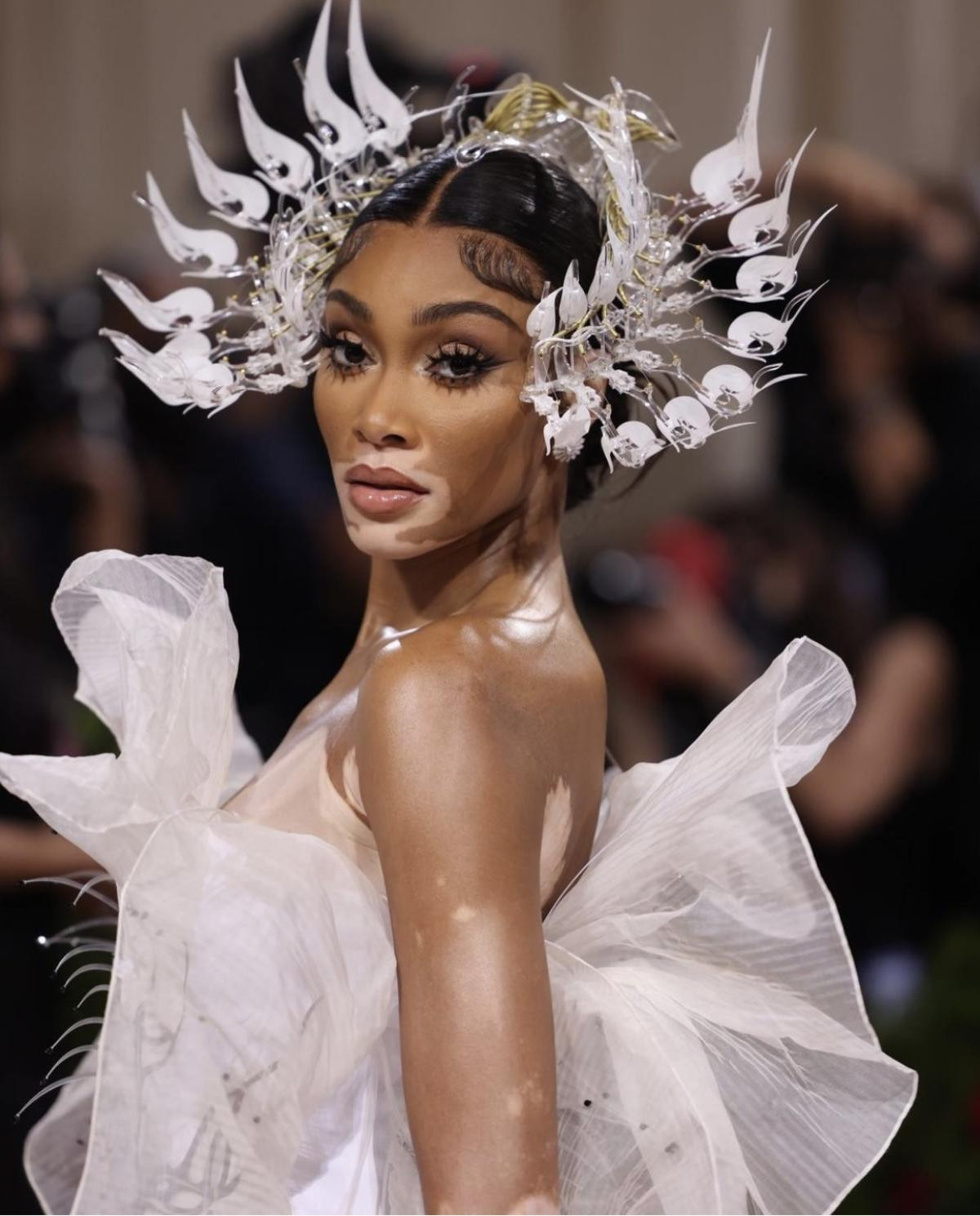 Style 'ố dề' tại Met Gala 2022: Billie Eilish pose ưỡn ẹo, spotlight nhường cho Gigi Hadid 'quấn mền' Ảnh 10