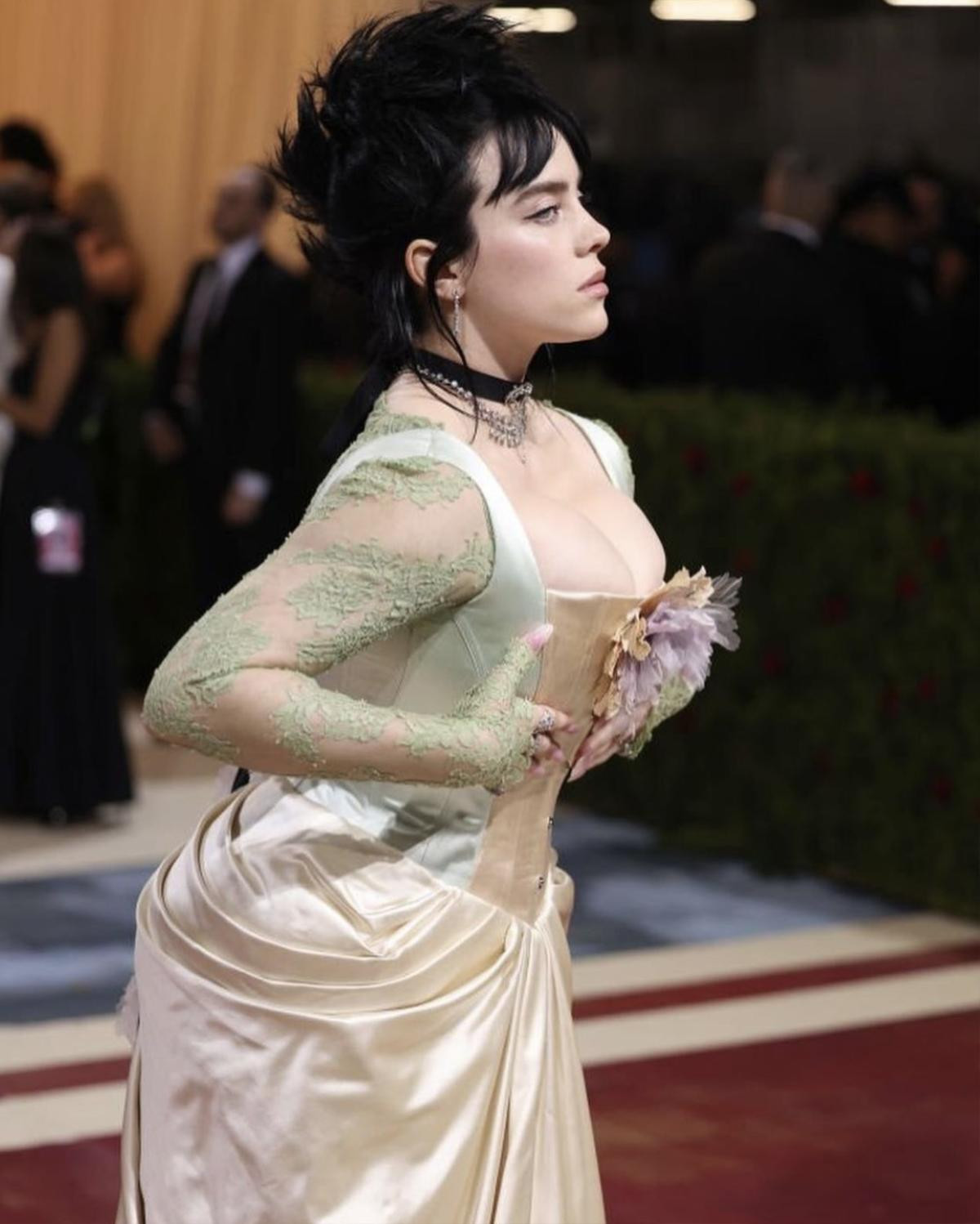 Style 'ố dề' tại Met Gala 2022: Billie Eilish pose ưỡn ẹo, spotlight nhường cho Gigi Hadid 'quấn mền' Ảnh 5