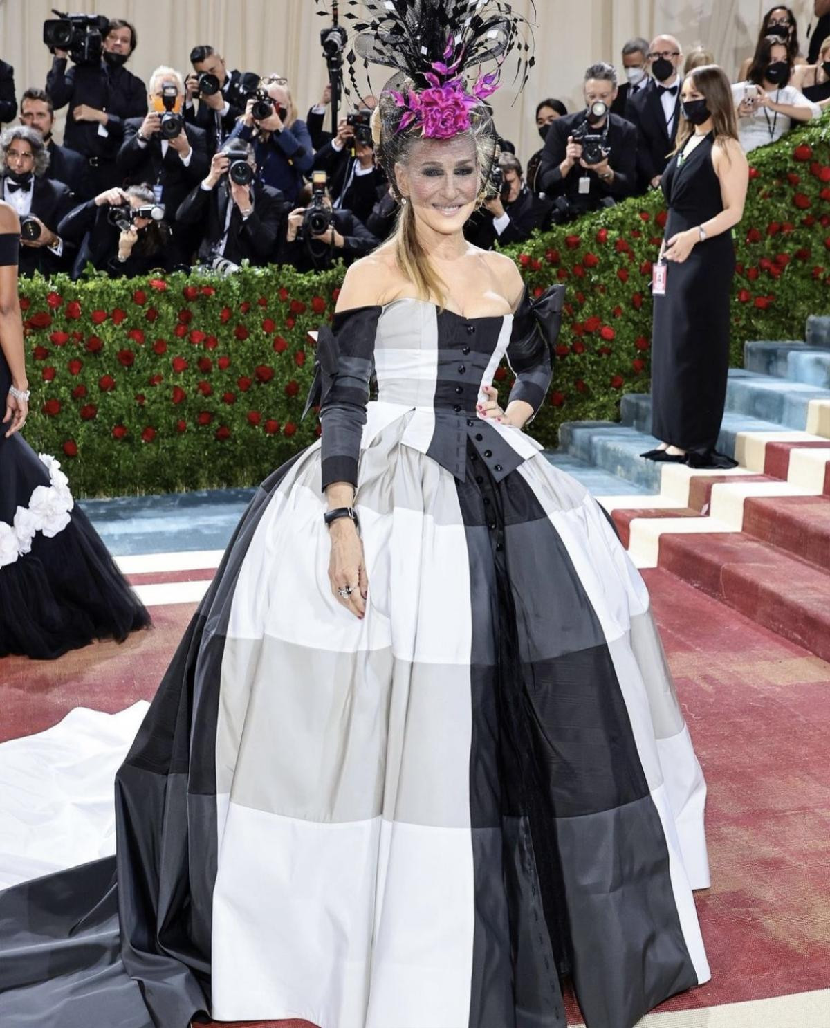 Style 'ố dề' tại Met Gala 2022: Billie Eilish pose ưỡn ẹo, spotlight nhường cho Gigi Hadid 'quấn mền' Ảnh 14