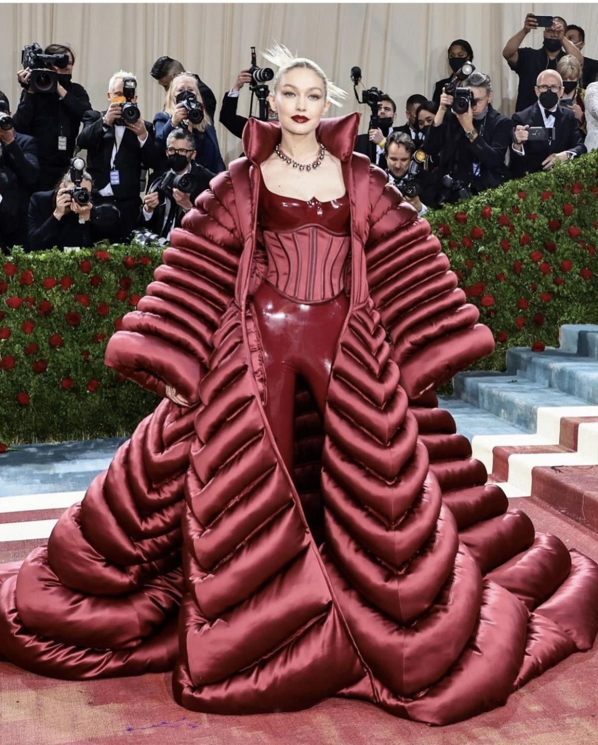 Style 'ố dề' tại Met Gala 2022: Billie Eilish pose ưỡn ẹo, spotlight nhường cho Gigi Hadid 'quấn mền' Ảnh 2