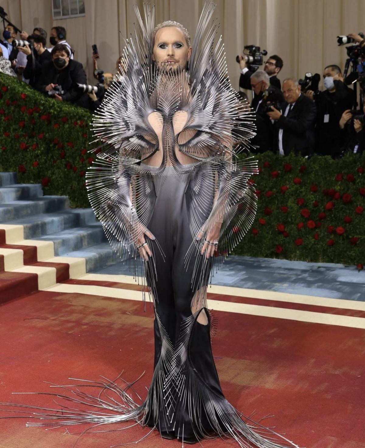 Style 'ố dề' tại Met Gala 2022: Billie Eilish pose ưỡn ẹo, spotlight nhường cho Gigi Hadid 'quấn mền' Ảnh 11