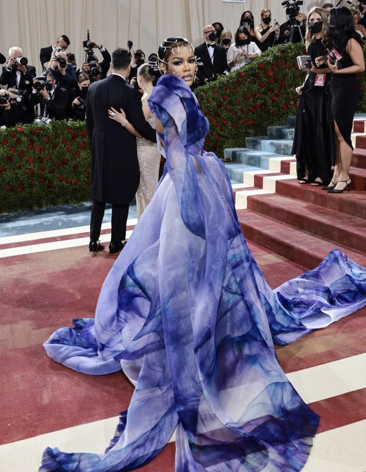 Style 'ố dề' tại Met Gala 2022: Billie Eilish pose ưỡn ẹo, spotlight nhường cho Gigi Hadid 'quấn mền' Ảnh 3