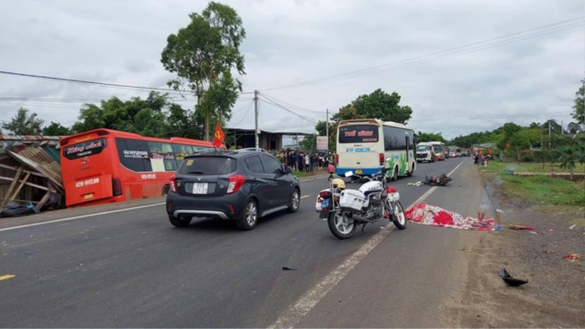 Xe khách tông liên hoàn gây sập nhà dân, 3 người thương vong Ảnh 2