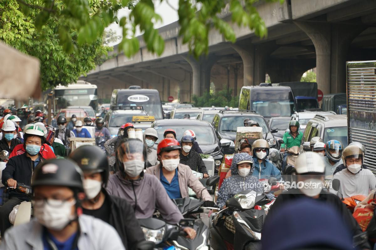 Hà Nội 'ngày trở lại', biển người chen chân dưới trời nắng gay gắt, quay về Thủ đô sau kỳ nghỉ lễ Ảnh 3