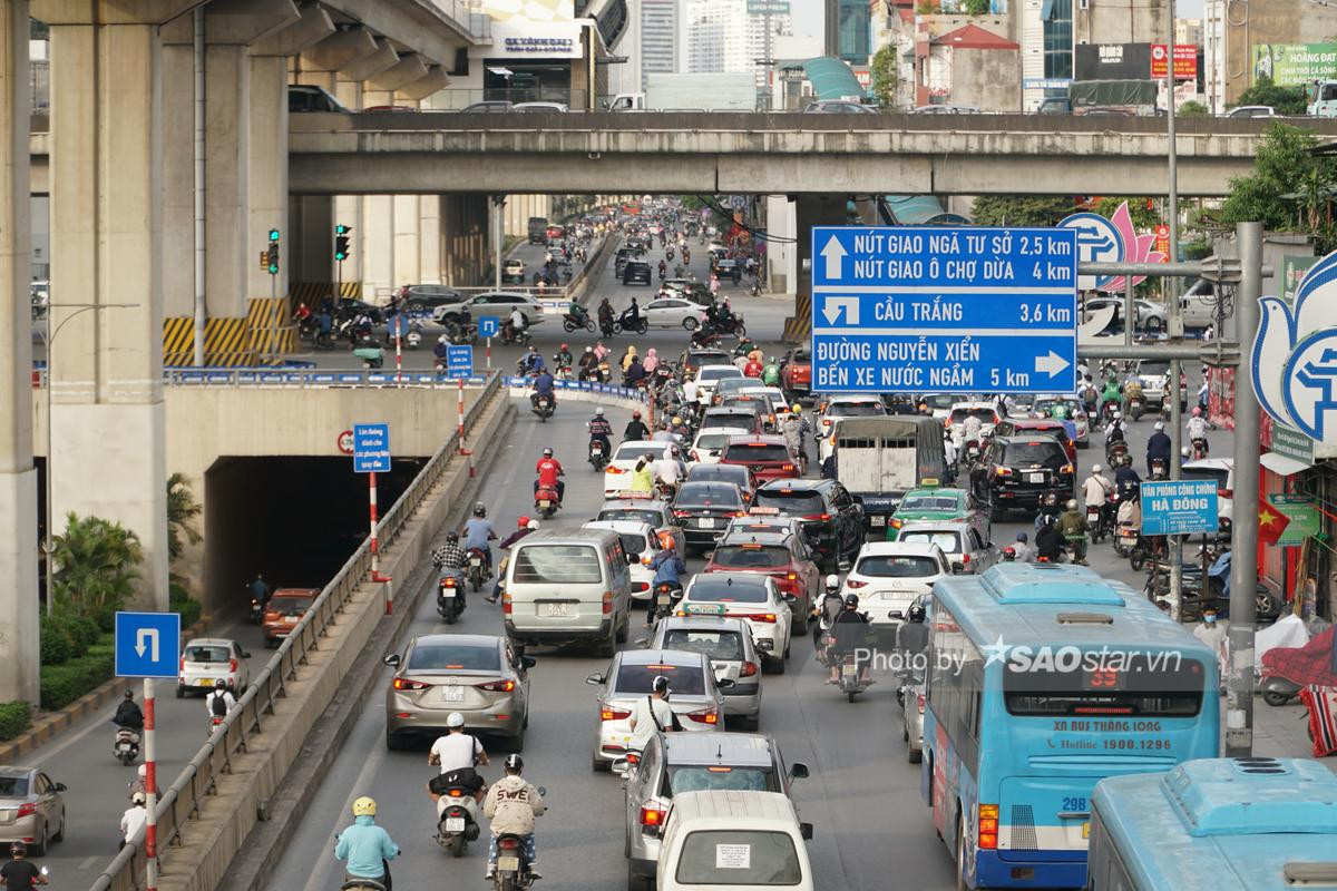 Hà Nội 'ngày trở lại', biển người chen chân dưới trời nắng gay gắt, quay về Thủ đô sau kỳ nghỉ lễ Ảnh 4