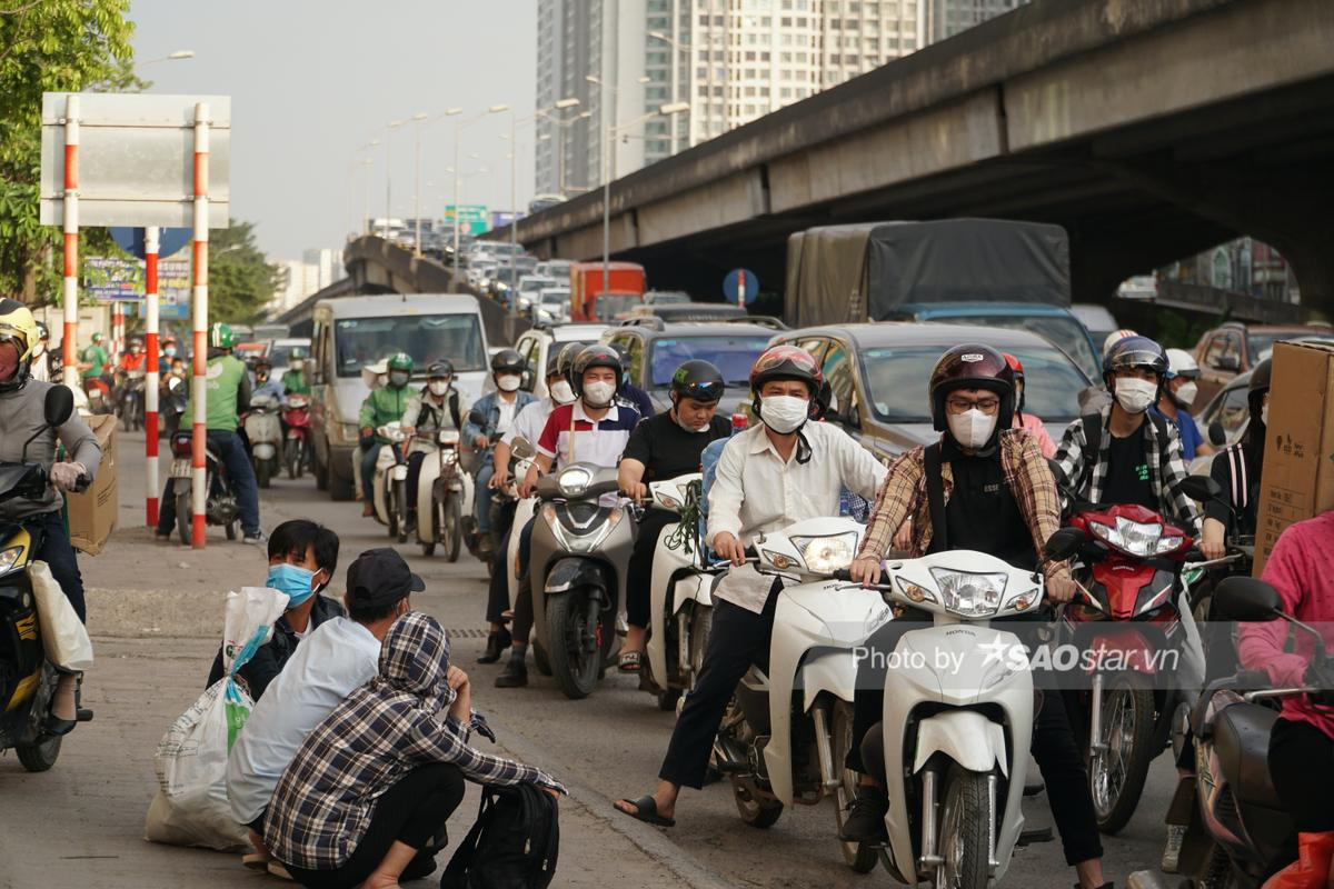 Hà Nội 'ngày trở lại', biển người chen chân dưới trời nắng gay gắt, quay về Thủ đô sau kỳ nghỉ lễ Ảnh 9