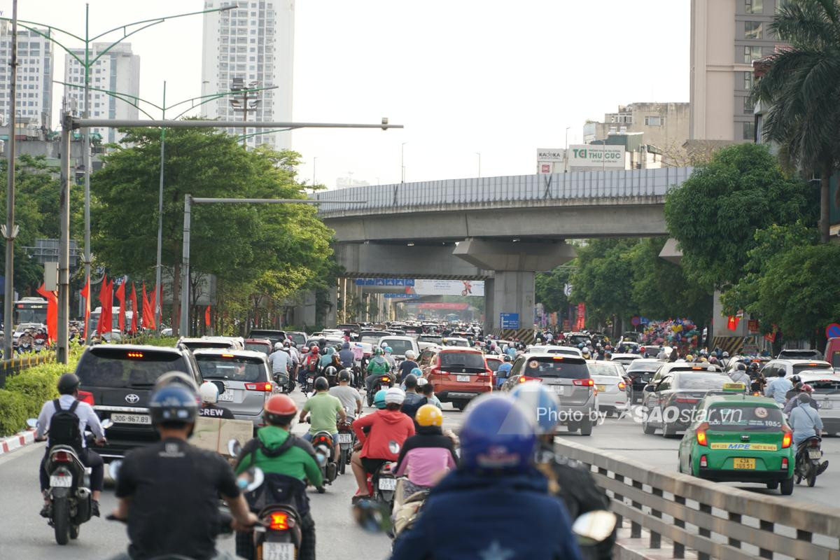 Hà Nội 'ngày trở lại', biển người chen chân dưới trời nắng gay gắt, quay về Thủ đô sau kỳ nghỉ lễ Ảnh 11