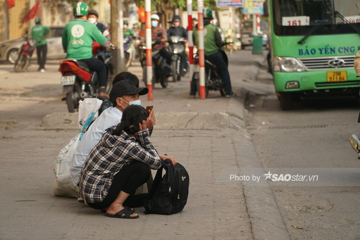 Hà Nội 'ngày trở lại', biển người chen chân dưới trời nắng gay gắt, quay về Thủ đô sau kỳ nghỉ lễ Ảnh 8