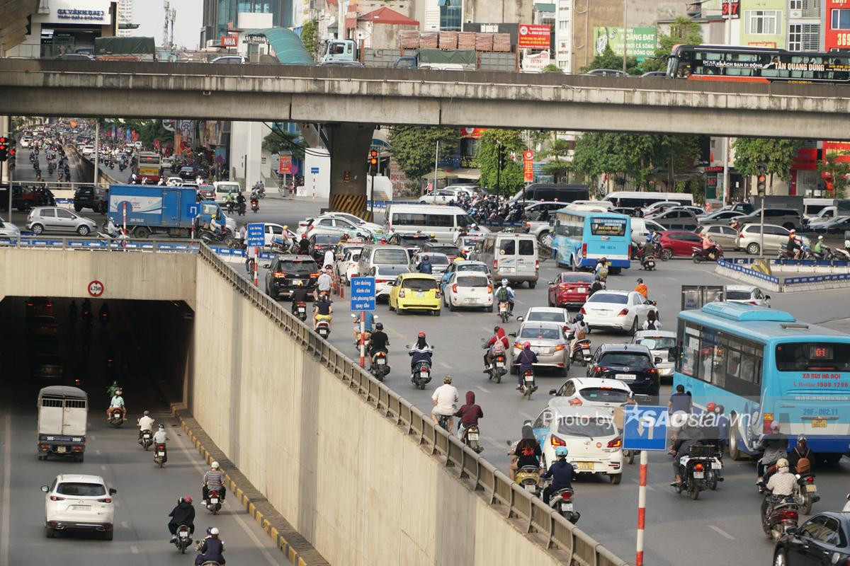 Hà Nội 'ngày trở lại', biển người chen chân dưới trời nắng gay gắt, quay về Thủ đô sau kỳ nghỉ lễ Ảnh 5