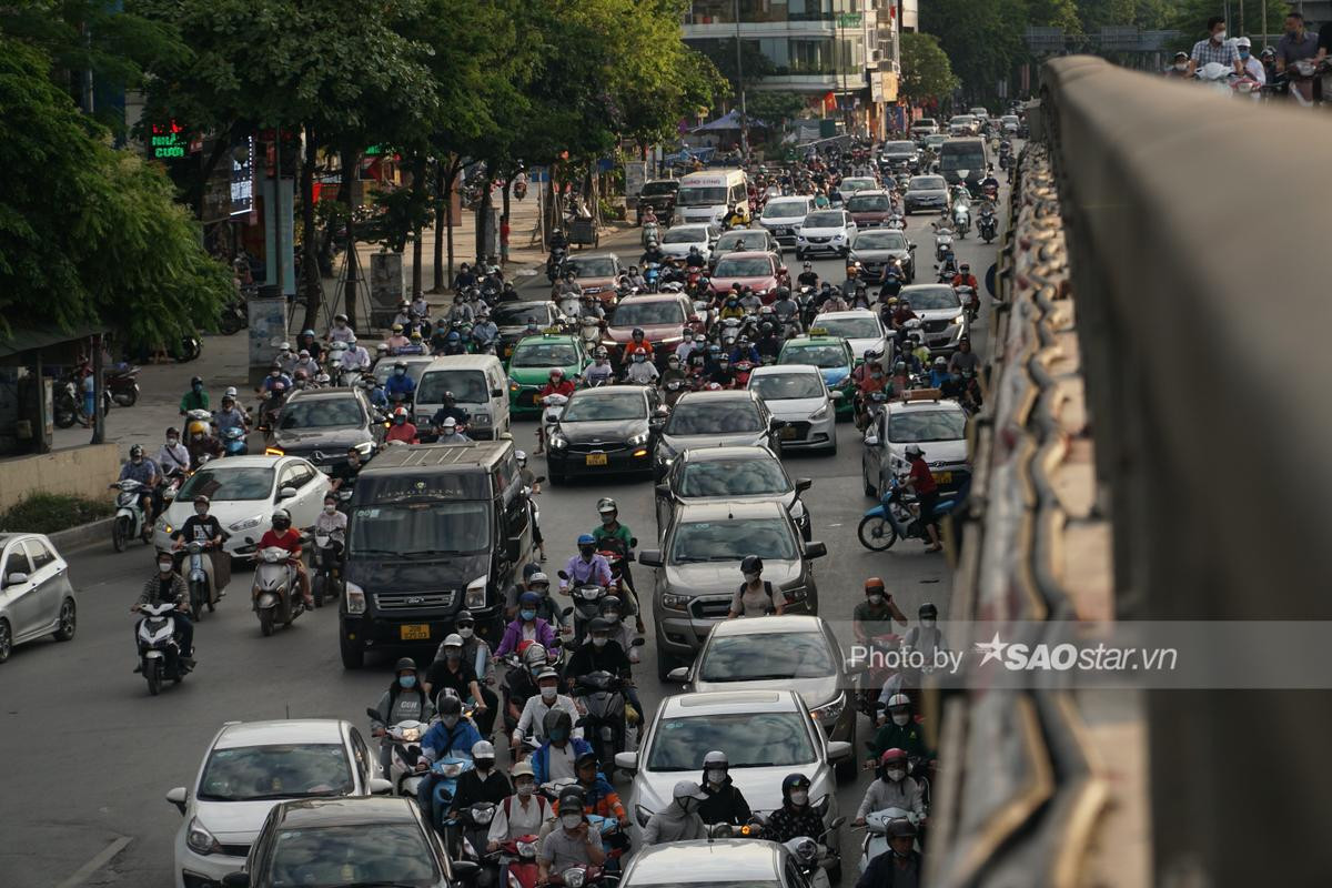 Hà Nội 'ngày trở lại', biển người chen chân dưới trời nắng gay gắt, quay về Thủ đô sau kỳ nghỉ lễ Ảnh 12