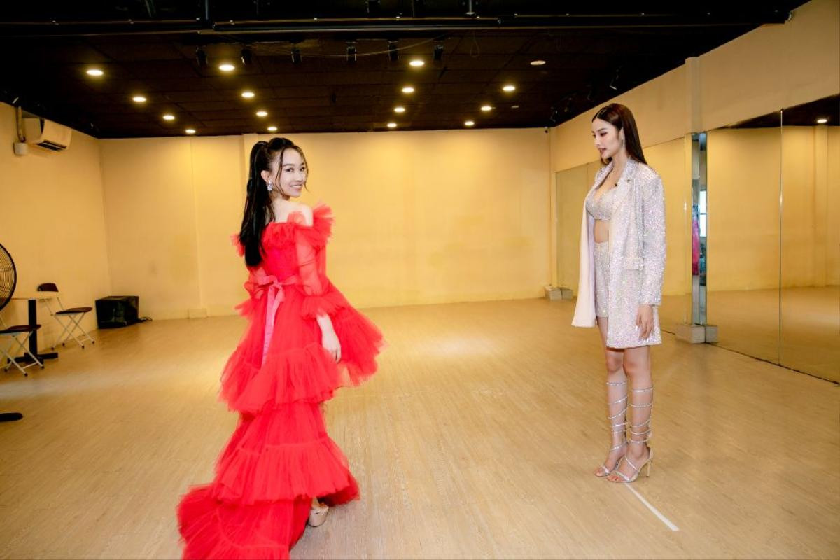 Hoàng Thùy cật lực training cho mẫu nhí đi thi quốc tế: 'Chị là Best Catwalk nên các em cứ yên tâm' Ảnh 9