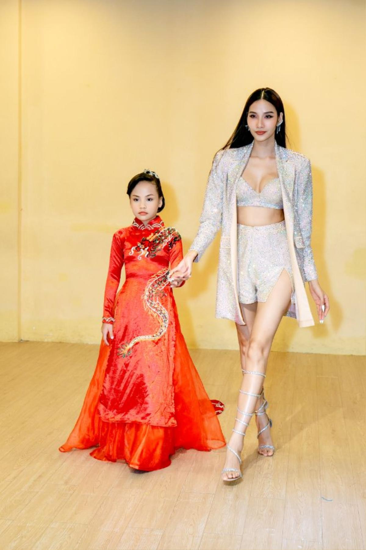 Hoàng Thùy cật lực training cho mẫu nhí đi thi quốc tế: 'Chị là Best Catwalk nên các em cứ yên tâm' Ảnh 5