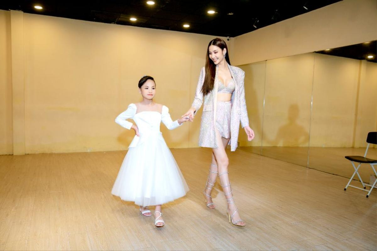 Hoàng Thùy cật lực training cho mẫu nhí đi thi quốc tế: 'Chị là Best Catwalk nên các em cứ yên tâm' Ảnh 4