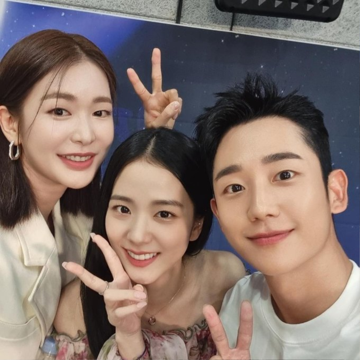 Jisoo (BLACKPINK) và Jung Hae In khoe nhan sắc cực phẩm khi đứng cạnh nhau, để lộ hint hẹn hò Ảnh 1