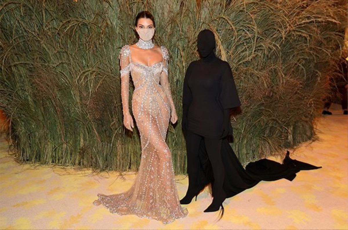 Mất công giảm cân cấp tốc để lên đồ, gu thời trang tại Met Gala của Kim K vẫn bị chê 'nhạt hơn nước ốc' Ảnh 5