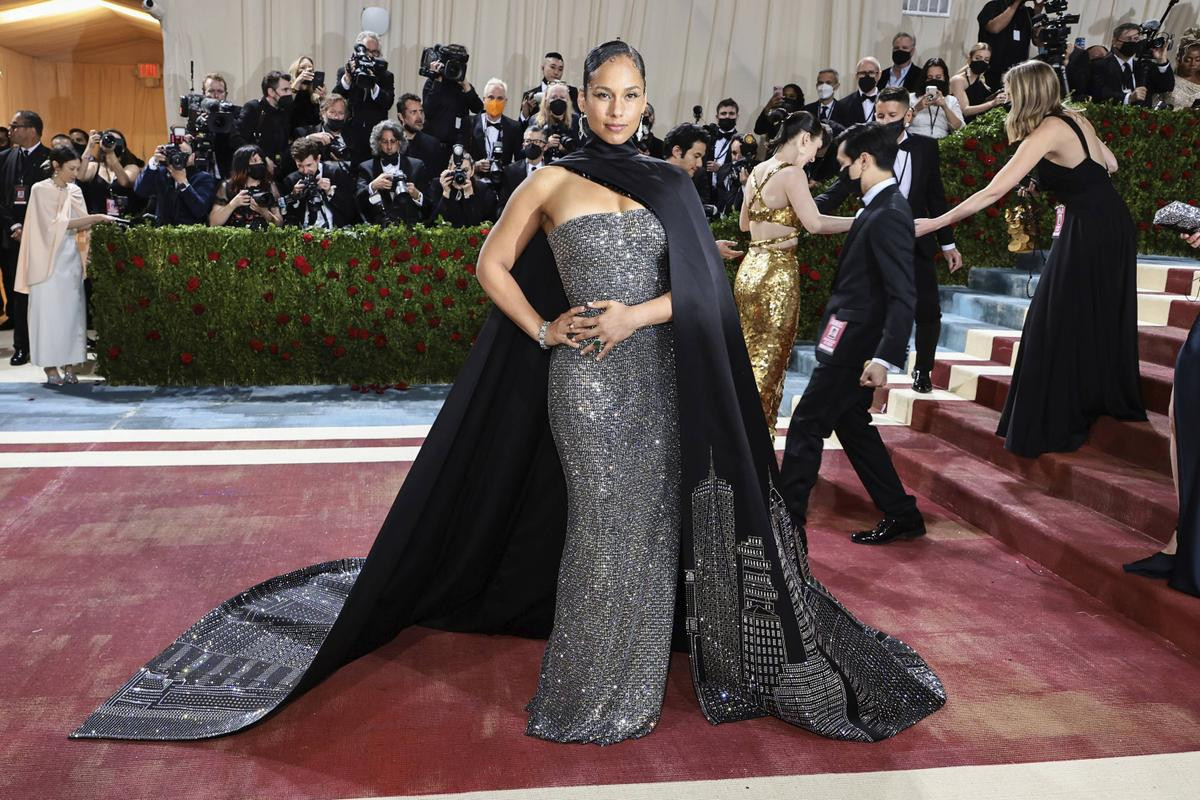 Alicia Keys đính 200.000 viên pha lê lên trang phục Met Gala 2022 Ảnh 1