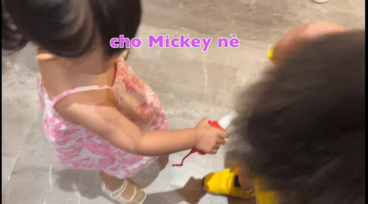 Nhóc tỳ Winnie cực đáng yêu, nhí nhảnh bên con trai nhạc sĩ Dương Khắc Linh Ảnh 4