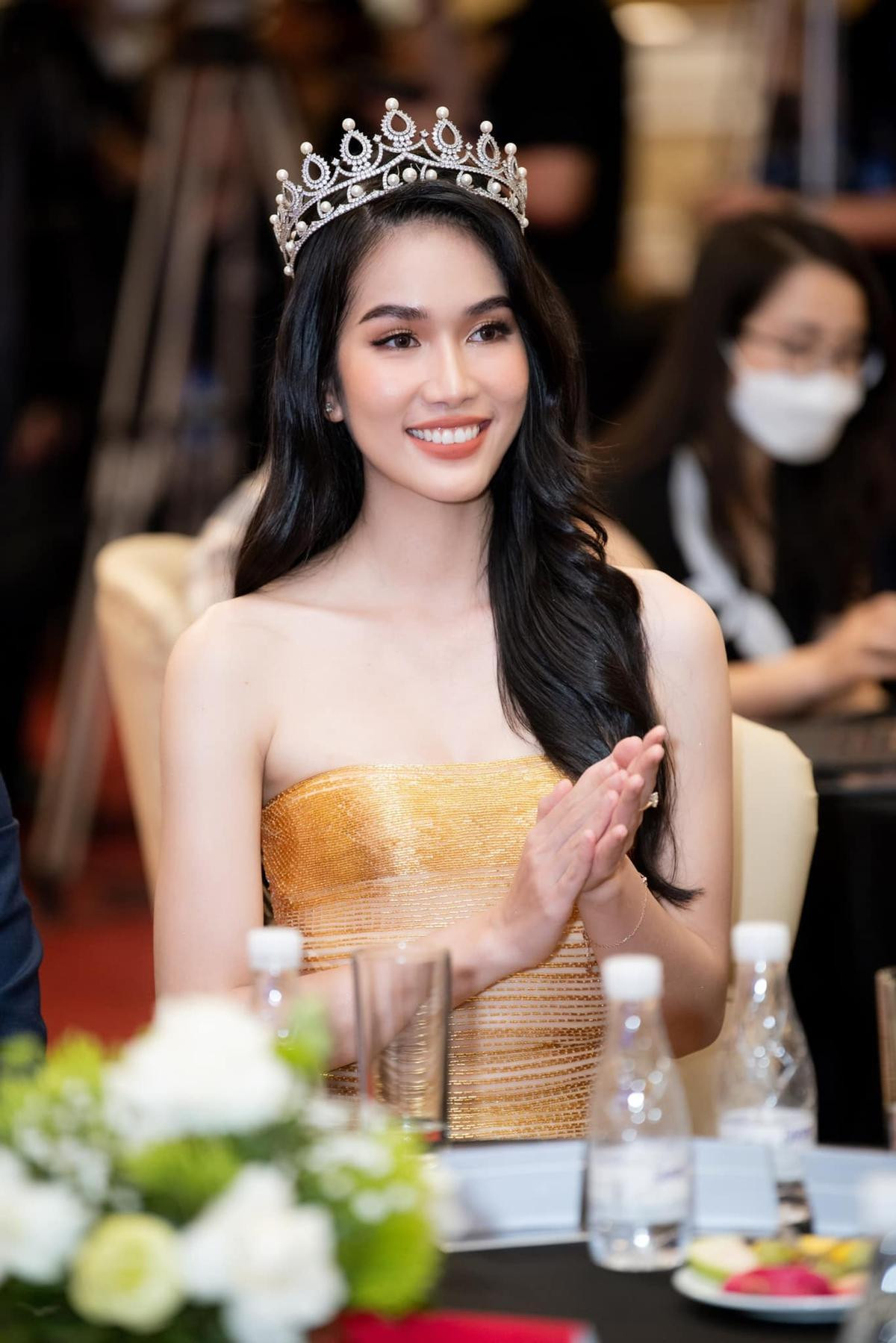 Miss International lại 're-up' hình Phương Anh trên trang chủ đi kèm thách thức: 'Hãy coi chừng cô ấy' Ảnh 7