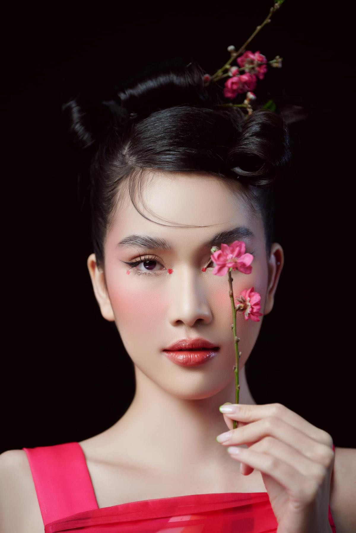 Miss International lại 're-up' hình Phương Anh trên trang chủ đi kèm thách thức: 'Hãy coi chừng cô ấy' Ảnh 1