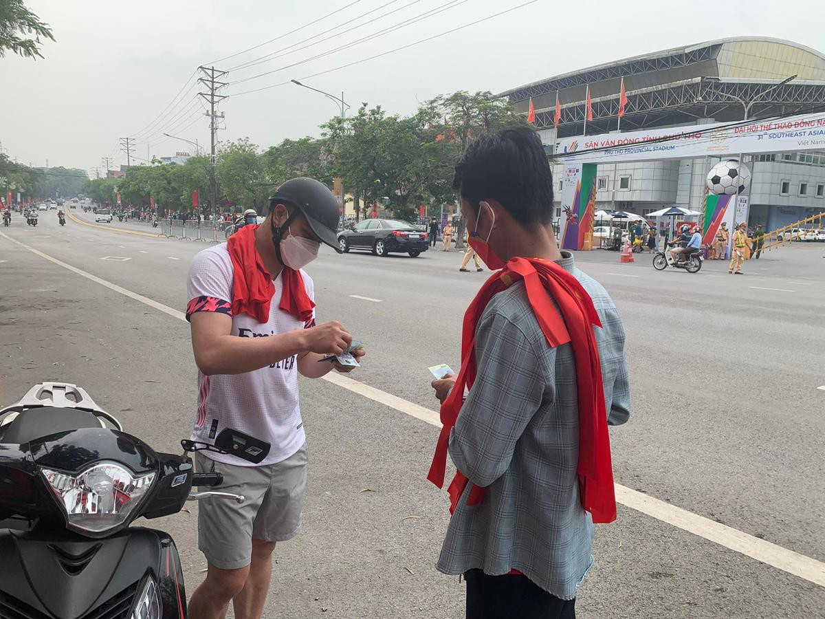 Trước 'đại chiến' tuyển Việt Nam – Indonesia ở 'chảo lửa' Việt Trì: Khẩu trang, băng rôn giá khá cao Ảnh 5