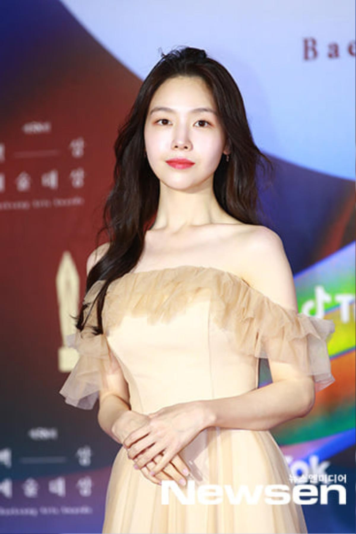 Thảm đỏ Baeksang 2022: Suzy chặt đẹp Kim Tae Ri - Kim Hye Soo ở sự kiện Ảnh 11