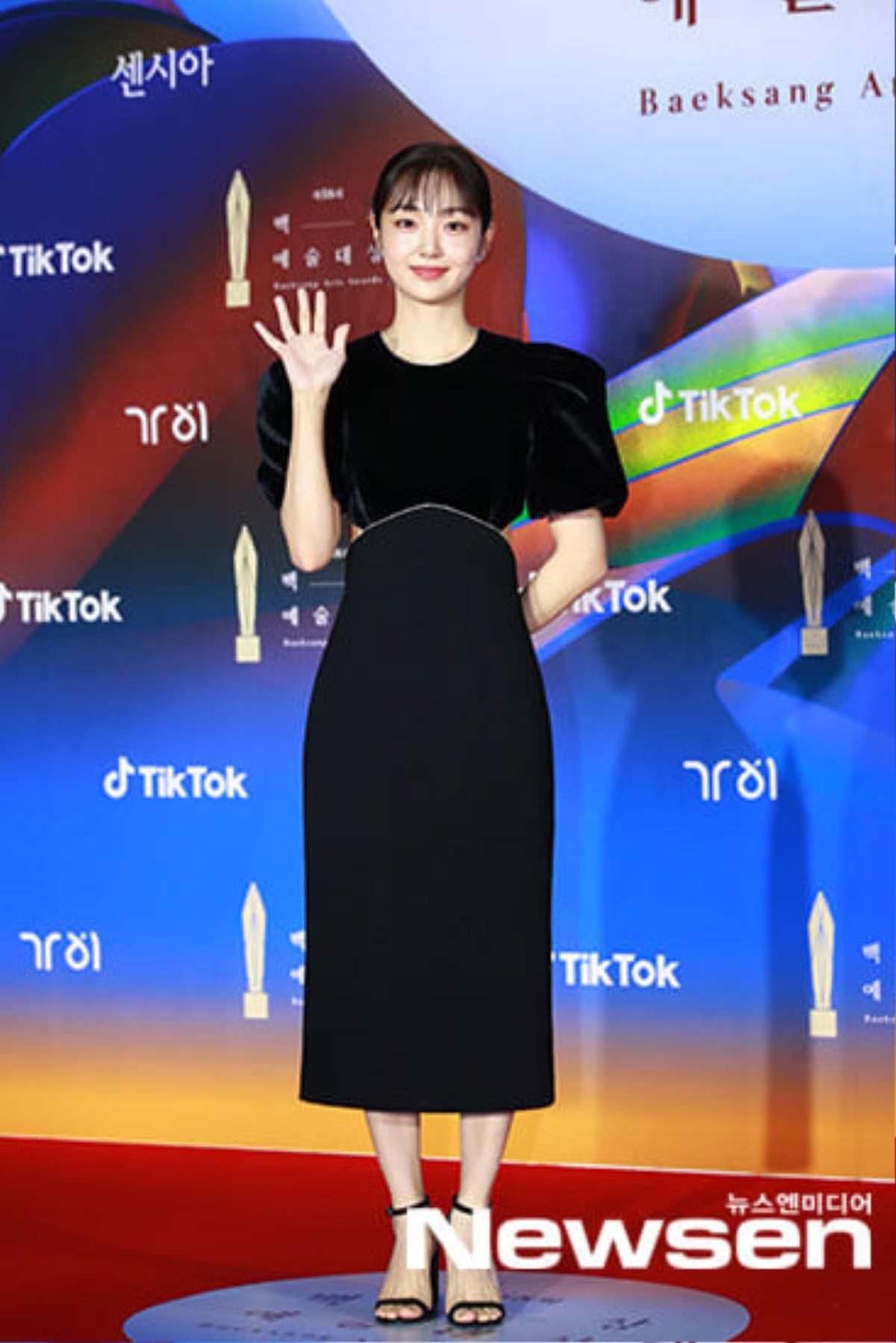 Thảm đỏ Baeksang 2022: Suzy chặt đẹp Kim Tae Ri - Kim Hye Soo ở sự kiện Ảnh 15