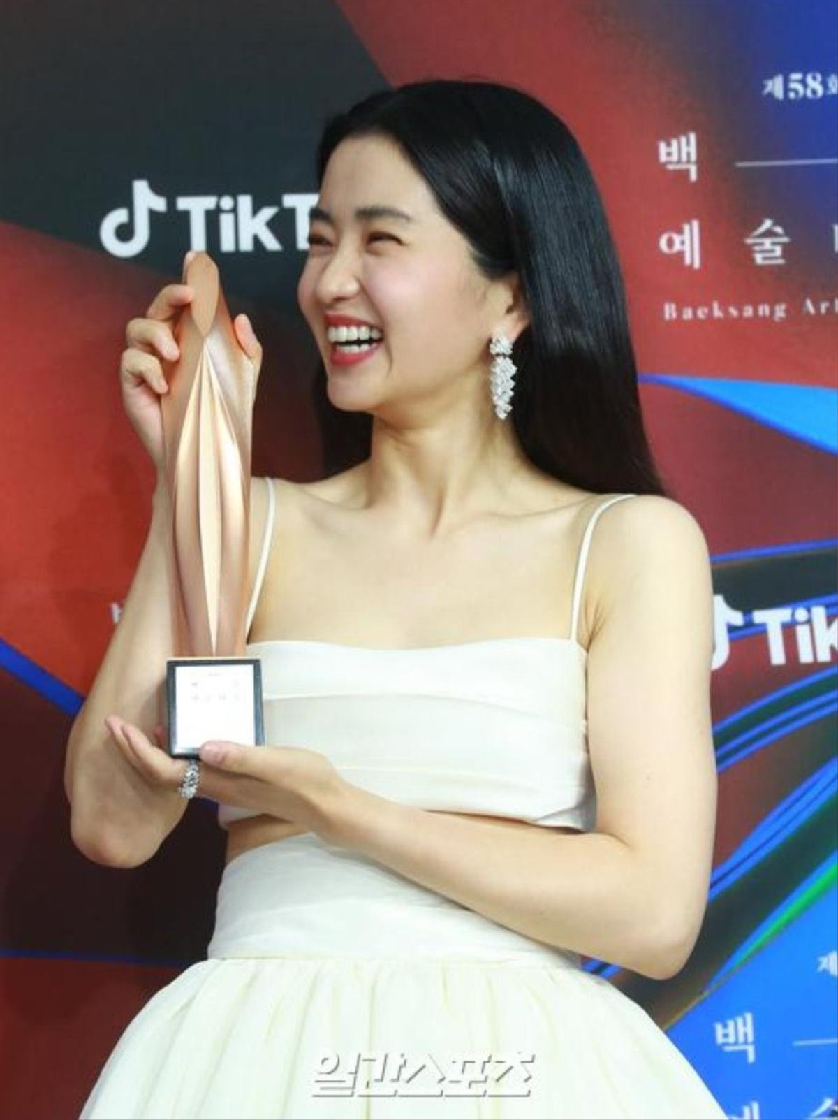 Baeksang 2022: Gói gọn trong 2 từ 'nhạt nhẽo', Suzy phải gánh còng lưng Ảnh 15