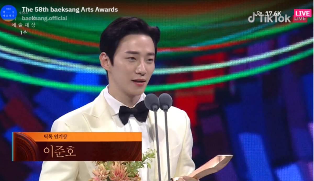 Baeksang 2022: Lee Junho gây tranh cãi trước hành động kém tinh tế với Kim Tae Ri Ảnh 5