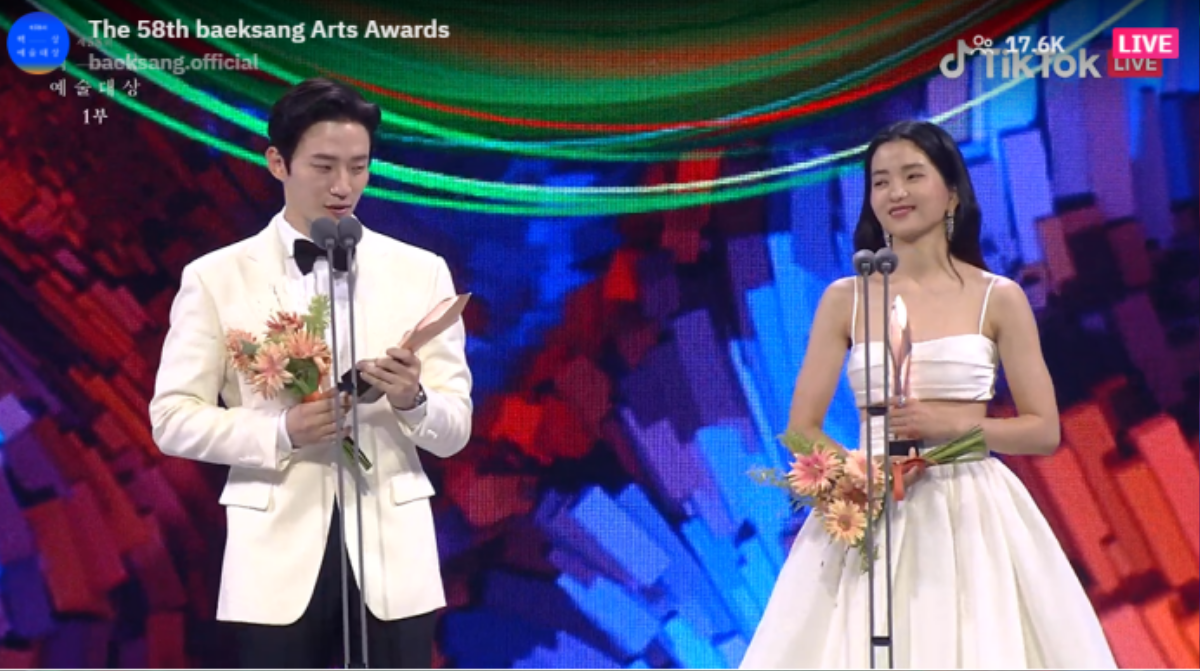 Baeksang 2022: Lee Junho gây tranh cãi trước hành động kém tinh tế với Kim Tae Ri Ảnh 4