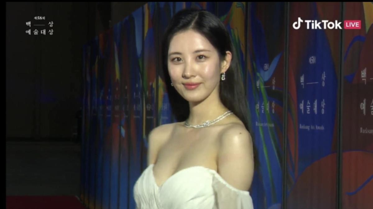 Bầu trời visual 'khủng' tại thảm đỏ Baeksang: Seohyun hở bạo trễ nãi, Yoona chuẩn thánh nữ 'nhà người ta' Ảnh 4