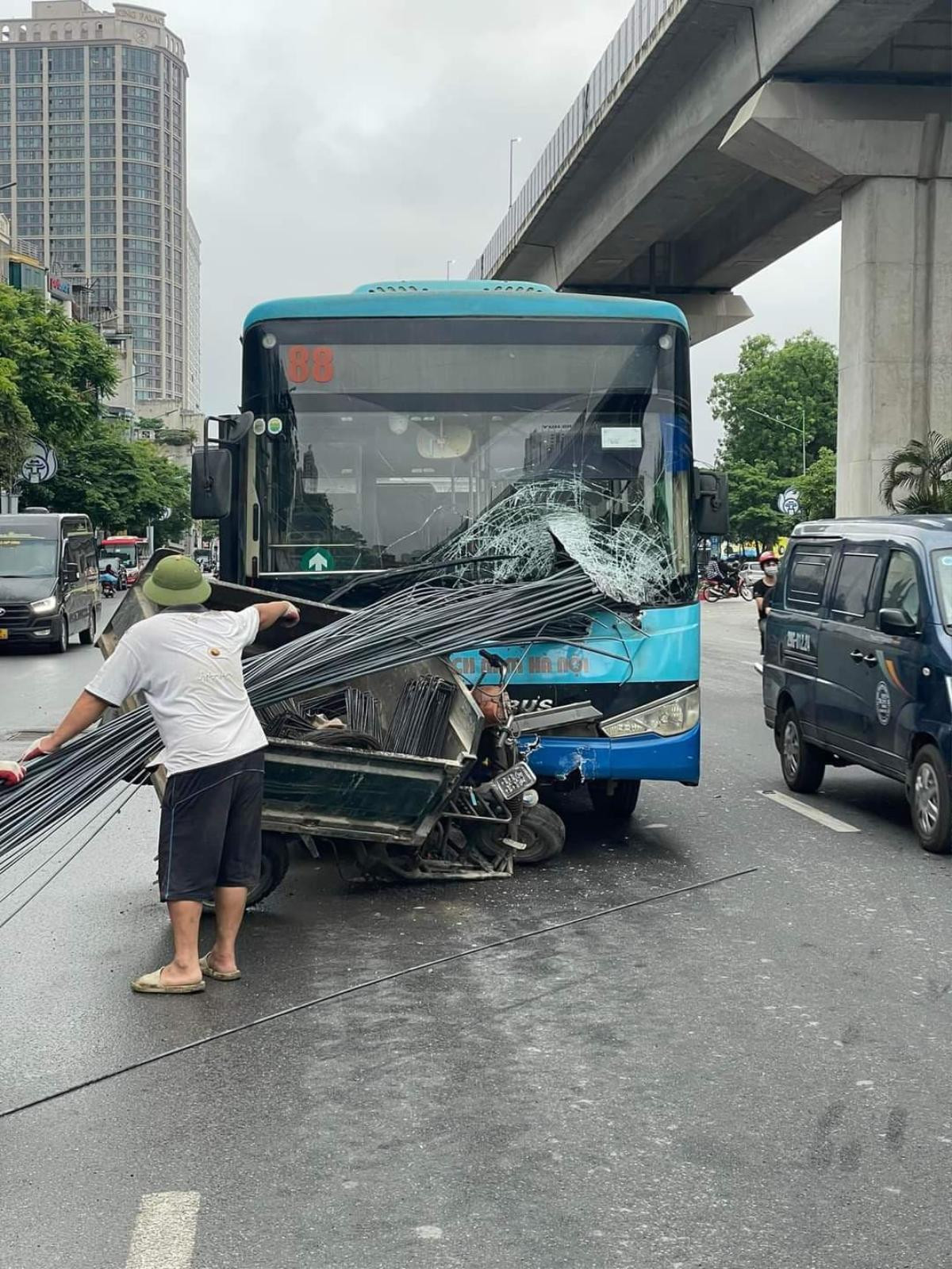 Xe 3 bánh chở bó sắt xuyên thủng đầu xe buýt giữa phố Hà Nội Ảnh 2