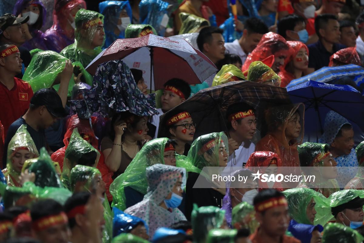 Ông Park lầm lũi đi vào một mình, 6 cầu thủ U23 Việt Nam ở lại tập sau trận hoà Philippines Ảnh 2